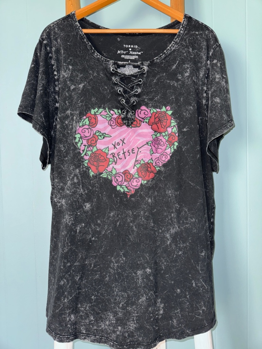 TORRID Betsey Johnson Heart Black Mineral Wash Lace-Up Tee T-Shirt ~ 5